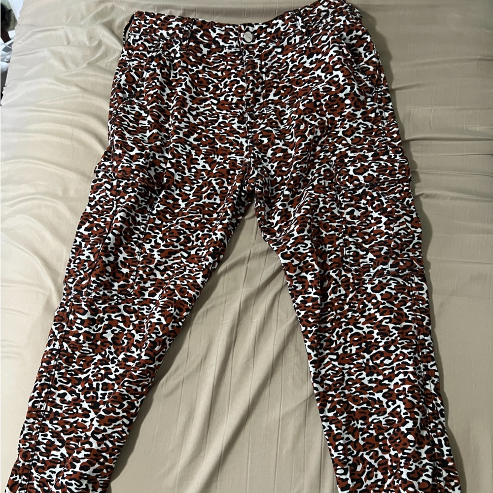 pull&bear cheetah print baggy cargo pants size 31
